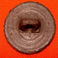 Rückseite eines Originals des Knopfmodells von 1803, Schlachtfeldfund von Großgörschen, Durchmesser etwa 15 mm