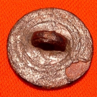 Rückseite eines Originals des Knopfmodells von 1803, Schlachtfeldfund von Großgörschen, Durchmesser etwa 15 mm