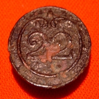 Vorderseite eines Originals des Knopfmodells von 1803, Schlachtfeldfund von Großgörschen, Durchmesser etwa 15 mm