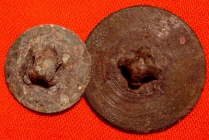 Rückseite eines Originals des Knopfmodells von 1803, Schlachtfeldfund von Großgörschen, Durchmesser etwa 22 mm