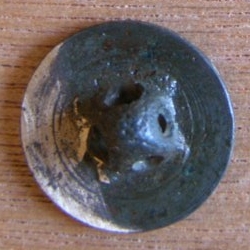 Rückseite eines Originals des zinnernen Knopfmodells vom 25. April 1806, Bodenfund asu Spanien, Durchmesser 16,1 mm