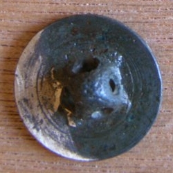 Rückseite eines Originals des zinnernen Knopfmodells vom 25. April 1806, Bodenfund asu Spanien, Durchmesser 16,1 mm