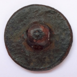 Rückseite eines Originals des Knopfmodells vom 1779. Durchmesser 18 mm