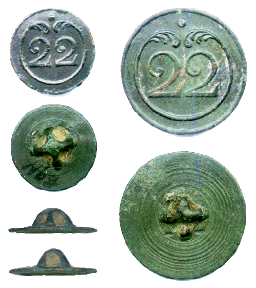 Vorder- und Rückseite zweier Originale des Knopfmodells von 1803, sowie zwei Seitenansichten des kleineren Knopfes, Durchmesser 16 mm und 23 mm