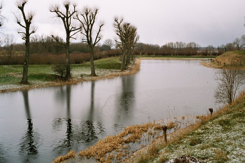Der teilweise vereiste Wassergraben der Festung.
