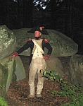 Dans la tombe mégalithique.