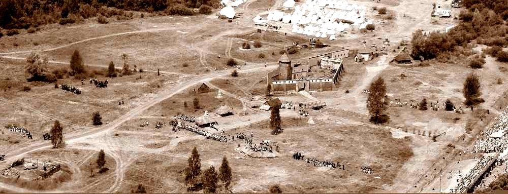 Luftbild der russischen Seite des Schlachtfeldes. Im Hintergrund das alliierte Lager, vorne rechts die Zuschauertrib&uuml;nen, vorne links unsere Deckung bei unserer Tirailleur-Attacke. Photo von www.poloniamilitaris.pl